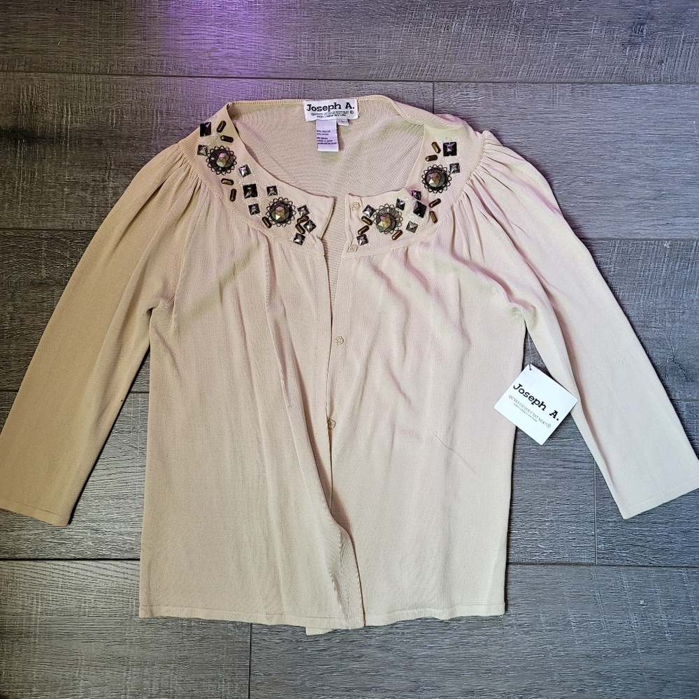Joseph A. Beige Cardigan Pyramid Round Pendant Collar Large, New, Button